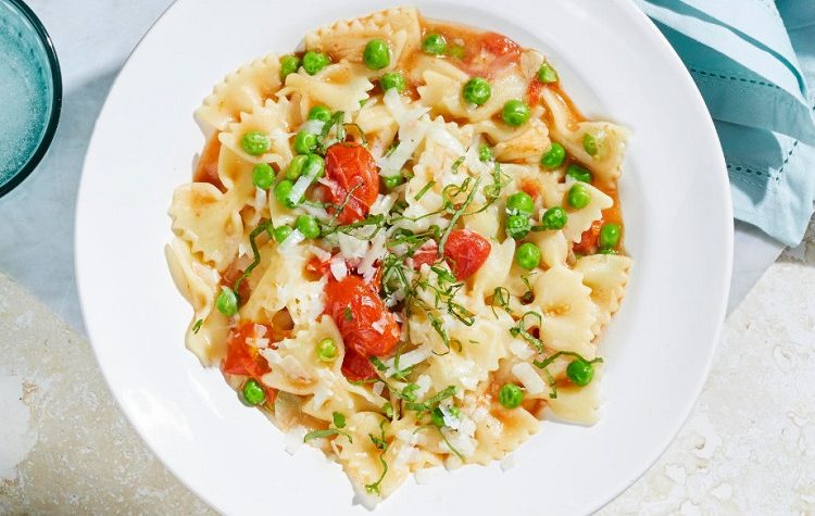 Farfalle com Tomate Cereja, Manjericao e Ervilhas