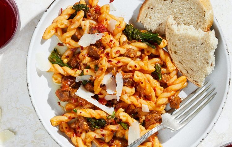 Gemelli com Tomate Brocolis Rabe e Salsicha