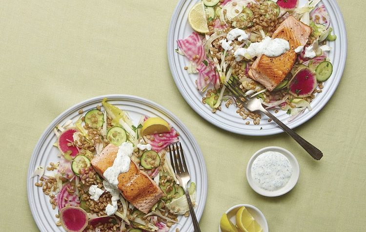 Salada de Legumes com Cevada e Salmao Grelhado