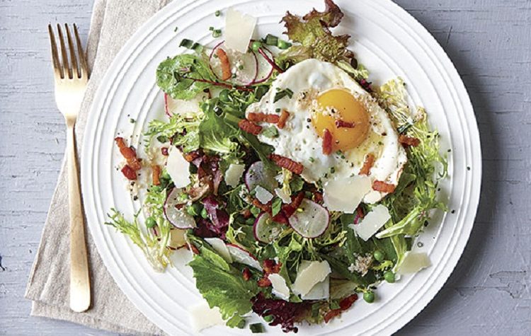 Salada com Ervilhas Parmesão Ovo frito e Bacon