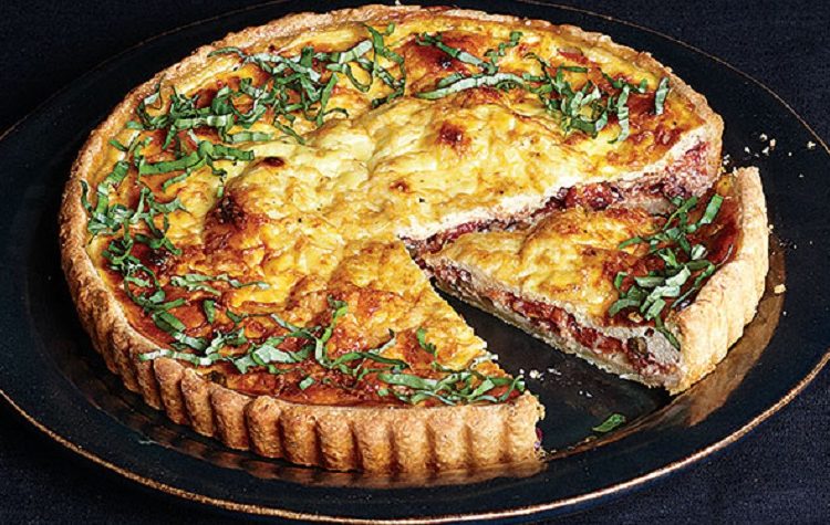 Torta de Tomate e Manjericão com Creme de Iogurte