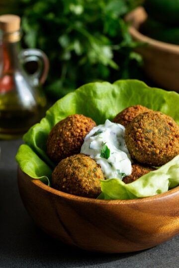 Wrap de Alface com Falafel e Molho Tzatziki